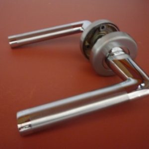 Kvaka rozeta za vrata LENA Hr/Mat-Hr 8x8/fi 52mm  .Klj DBP3